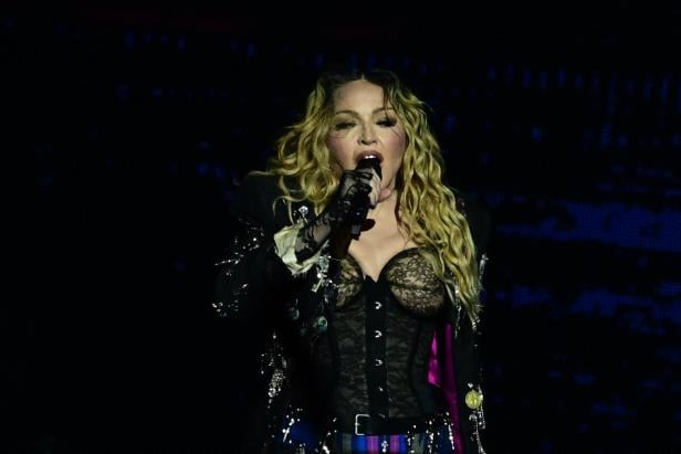 Die skurrilsten Ängste und Phobien der Stars Madonna singt während eines Auftritts in ein Mikrofon.