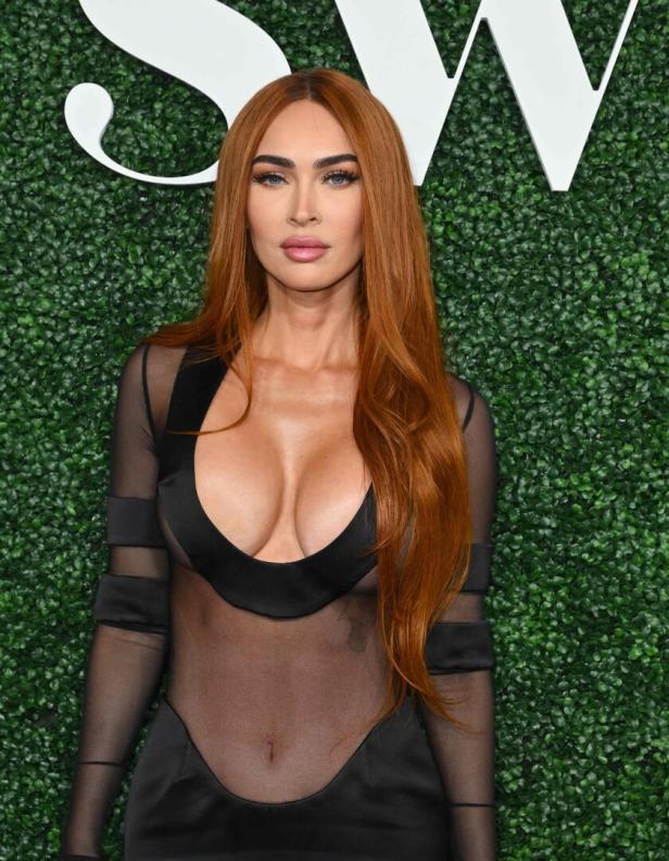 Die skurrilsten Ängste und Phobien der Stars Megan Fox trägt ein transparentes schwarzes Kleid vor einem grünen Hintergrund.