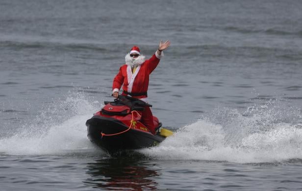 Weihnachtswunder: Santa Claus auf Jetski rettet drei in Not geratene Surfer