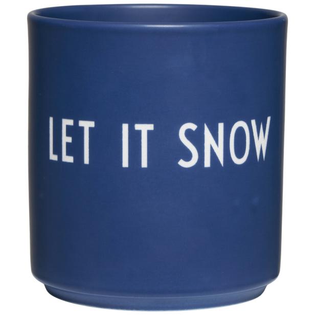 Ein blauer Becher mit der weißen Aufschrift „Let it snow“.