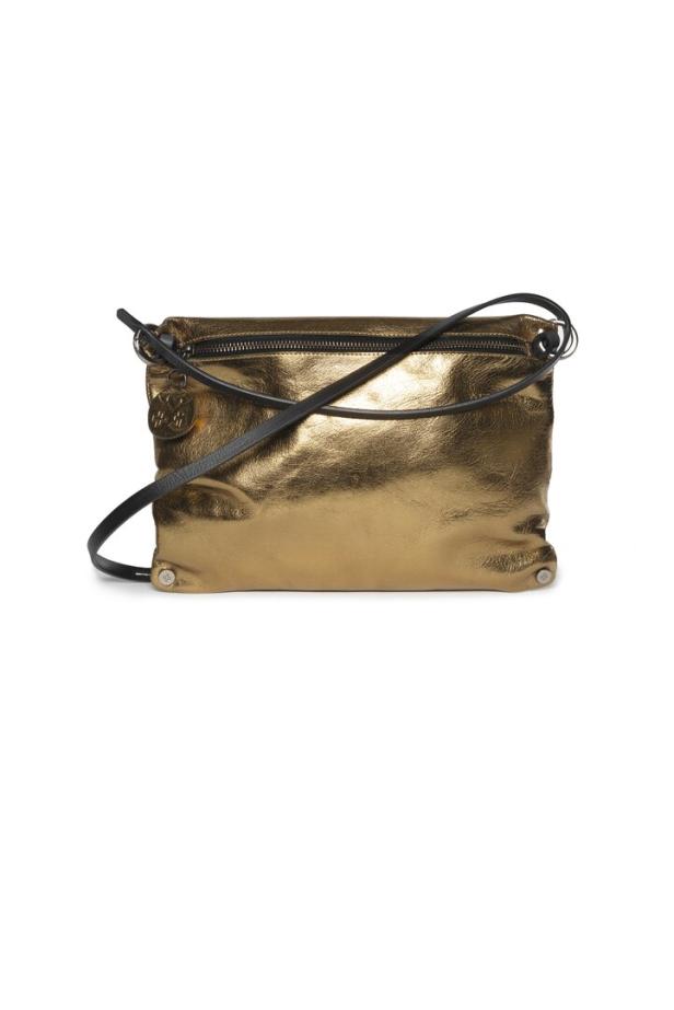 Eine goldfarbene Handtasche mit schwarzem Riemen liegt auf einem weißen Hintergrund.