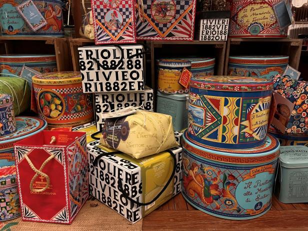 Eine Auswahl an dekorativen Panettone-Dosen und -Verpackungen, darunter Dolce & Gabbana Designs.