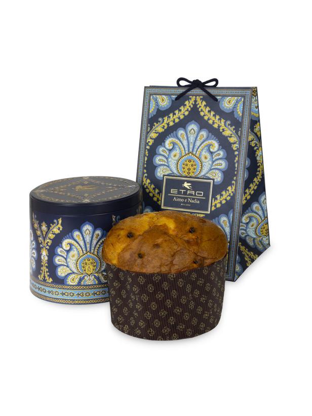 Ein Panettone steht vor einer verzierten Dose und einer passenden Geschenktüte von Etro.