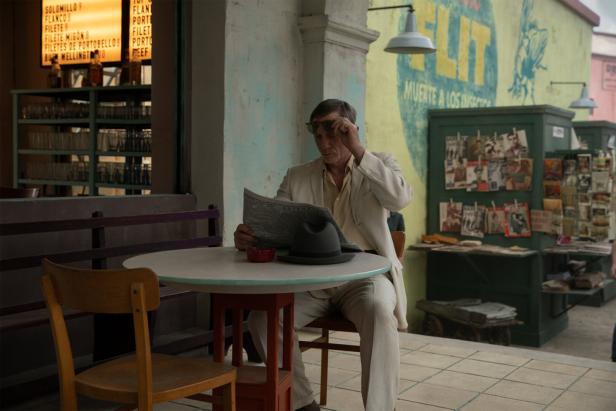 Daniel Craig liest in einem Café in Havanna eine Zeitung.