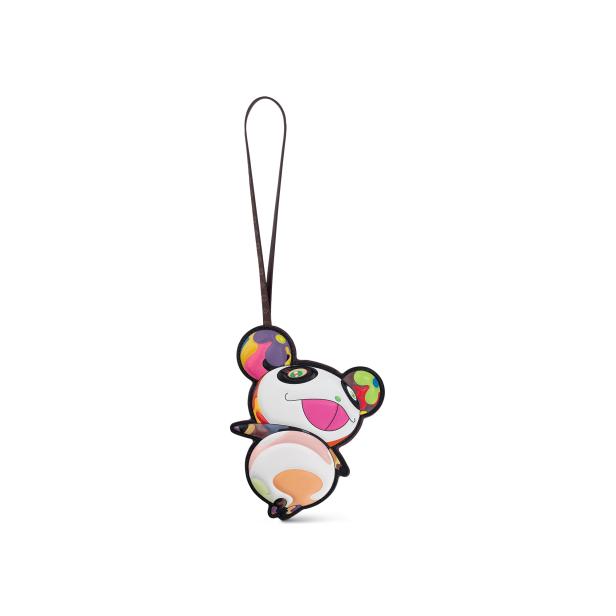 Ein Panda-Taschenschmuck mit bunten Akzenten hängt an einer braunen Schnur.
