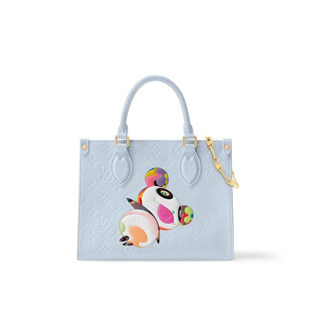 Eine hellblaue „On the Go“-Tasche mit einem bunten, cartoonartigen Panda-Motiv.