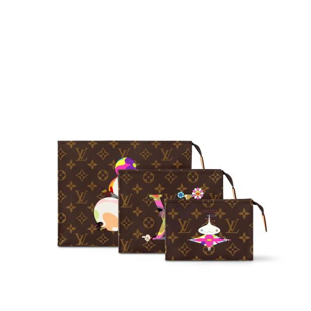 Drei „Trio Poche Toilette“-Taschen mit bunten Motiven auf braunem Louis-Vuitton-Muster.