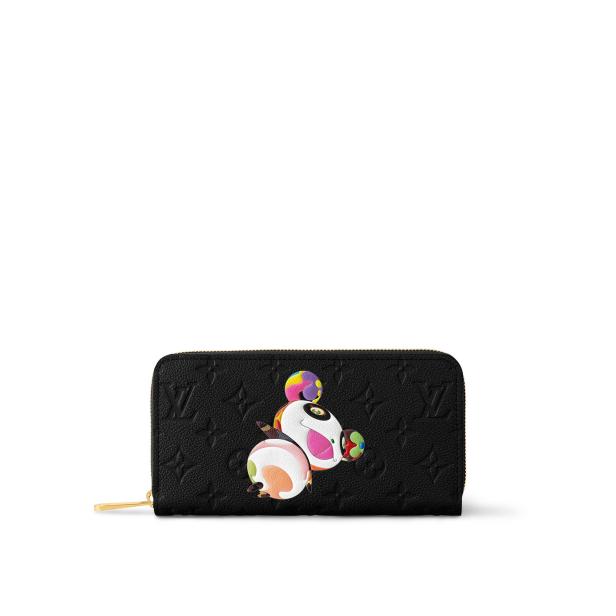 Eine schwarze Louis Vuitton Geldbörse mit einer bunten Cartoon-Figur.