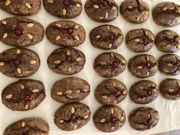 Bauernhofurlaub in der Weihnachtsbäckerei und: Wie das beste Kärntner Apfelbrot gelingt