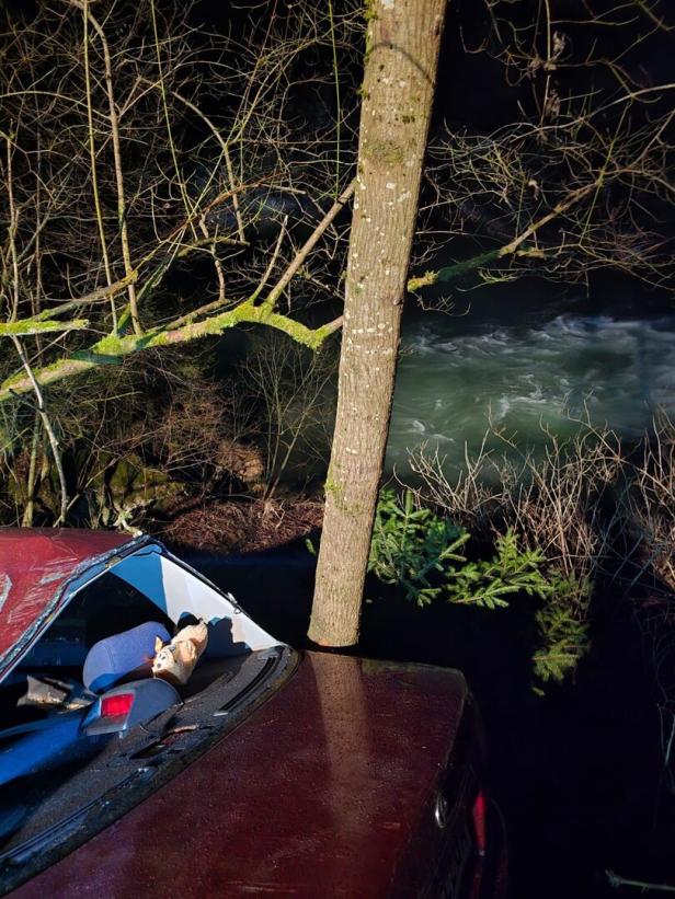 Pkw-Lenker in Waidhofen an der Ybbs beinahe in Fluss gestürzt