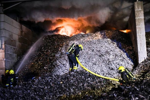 NÖ: Großalarm um brennendes Reyclingmaterial