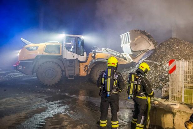 NÖ: Großalarm um brennendes Reyclingmaterial