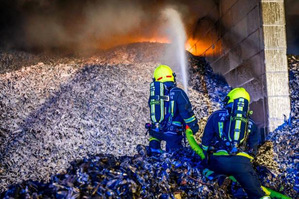 NÖ: Großalarm um brennendes Reyclingmaterial