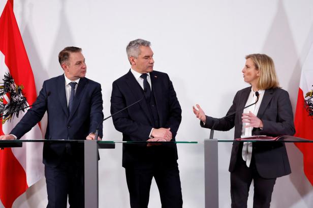 Verhandlungen zwischen SPÖ, ÖVP und Neos Press statement after coalition talks in Vienna