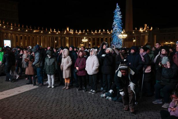 Papst Franziskus eröffnete bei Christmette Heiliges Jahr