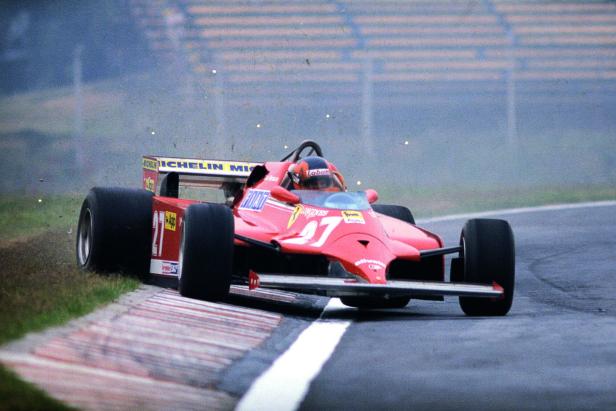 Ein roter Formel-1-Rennwagen mit der Nummer 27 auf einer Rennstrecke.