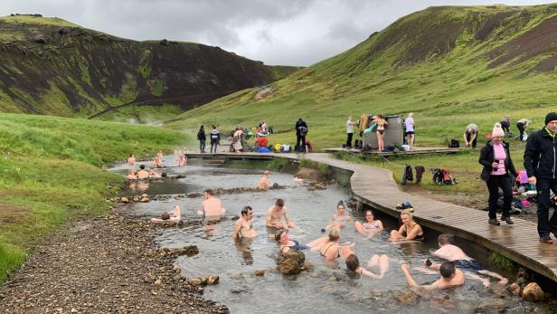 Menschen baden im warmen Fluss