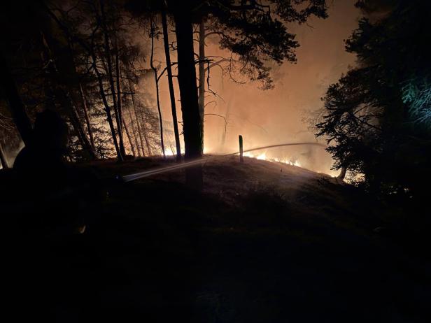 Waldbrand wütet in Graz-Umgebung, verletzte Einsatzkräfte