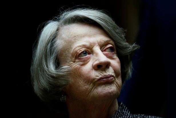 FILE PHOTO: Downton Abbey cast member Maggie Smith poses for the media at a hotel in London Portrait von Schauspielerin Maggie Smith.
