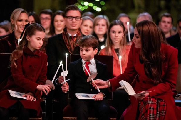 Lippenleser verrät, was Prinz Louis Mama Kate beim Weihnachtsgottesdienst mitteilte