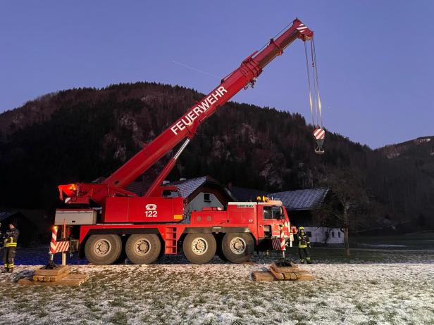 NÖ: Unfallwagen "flog" mit Mutter und Tochter 30 Meter in Flussbett