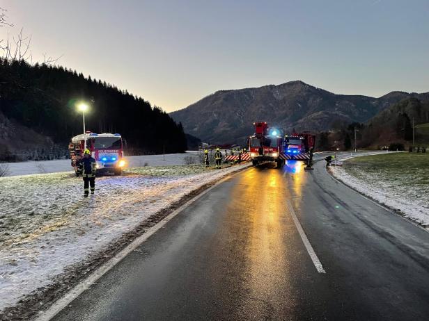 NÖ: Unfallwagen "flog" mit Mutter und Tochter 30 Meter in Flussbett