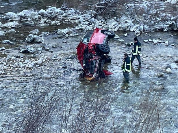 NÖ: Unfallwagen "flog" mit Mutter und Tochter 30 Meter in Flussbett