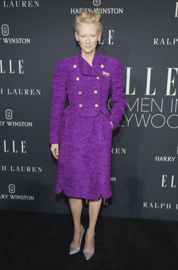 Tilda Swinton in einem lila Tweed-Kostüm bei einer Veranstaltung von Elle.