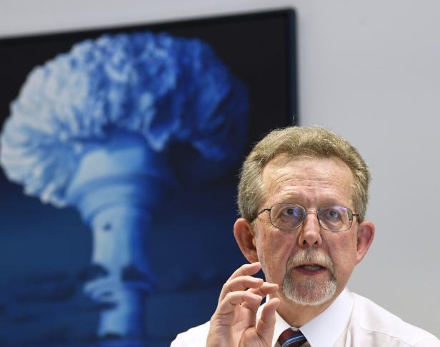 Ein Bild vom ehemaligen NASA-Chefforscher James L. Green. Er trägt ein Hemd, Krawatte, einen Bart und Brille.