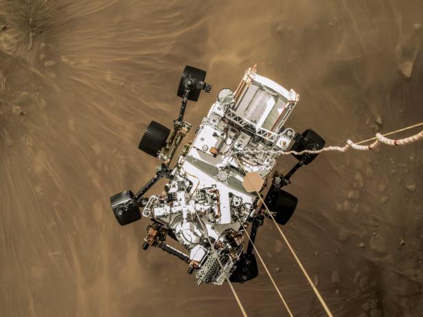 Der Rover hängt am Fallschirm – kurz vor der Landung aufgenommen.