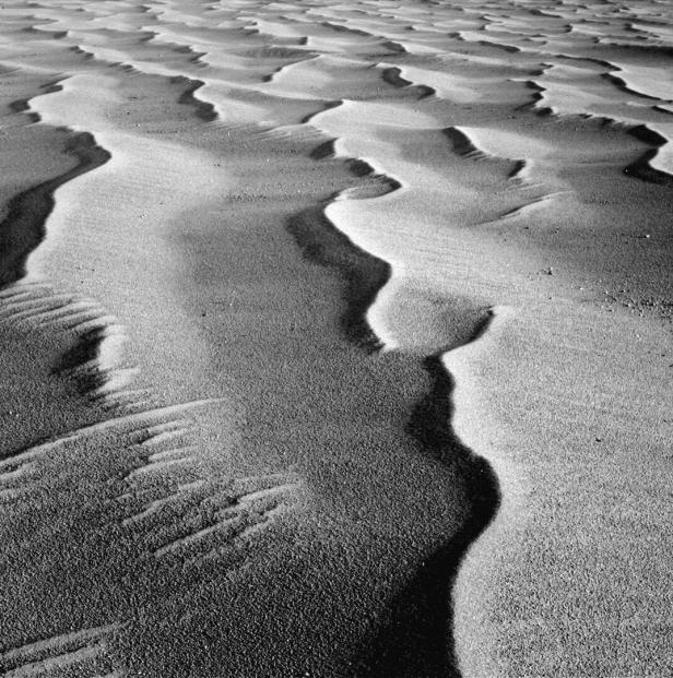 Mächtige Sanddünen von oben fotografiert.