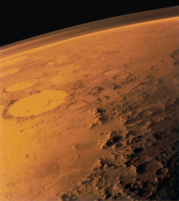 Der Mars von oben - im Hintergrund das schwarze Weltall.