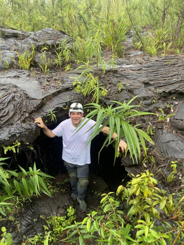 Axel Halbhuber mit Helm vor einem Lavatunnel auf La Réunion