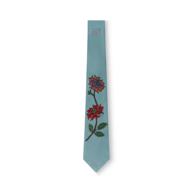 Eine hellblaue Krawatte mit aufgestickten Rosenmotiven.