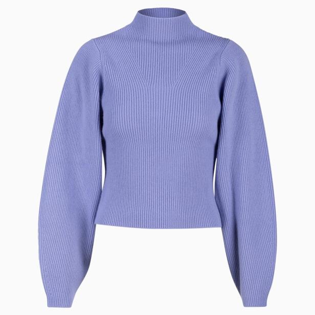 Ein lilafarbener, gerippter Rollkragenpullover mit Puffärmeln vor einem weißen Hintergrund.