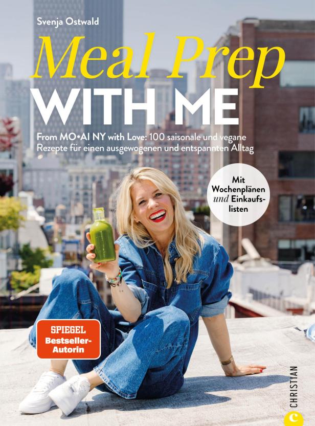 Das Cover des Buches „Meal Prep With Me“ von Svenja Ostwald mit der Autorin, die einen grünen Smoothie hält.
