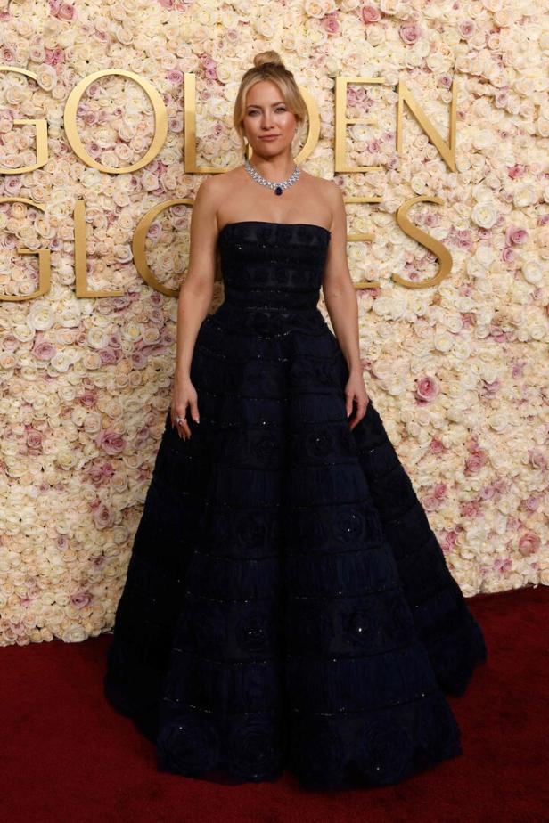 Kate Hudson in einer dunklen, trägerlosen Robe bei den Golden Globes.