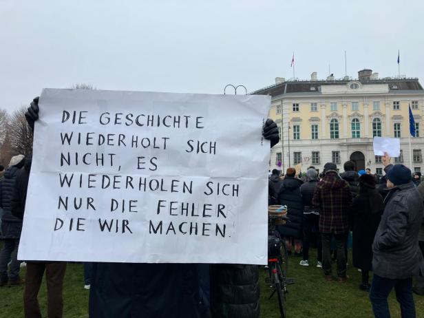 Demo am Ballhausplatz gegen Kickl: "Van der Bellen, schmeiß ihn raus"