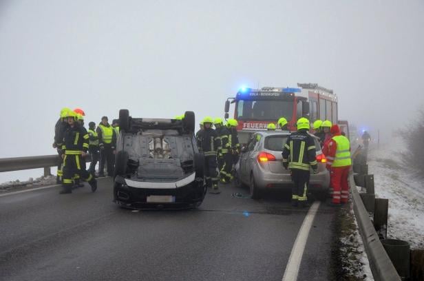 Amstetten: Feuerwehr rückte zu Menschenrettung nach Pkw-Überschlag aus