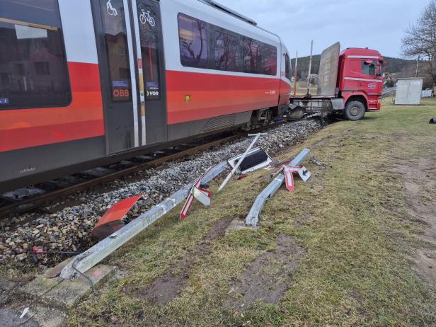 Kein Rotlicht: Zug krachte auf Puchberger-Bahn in Lastwagen