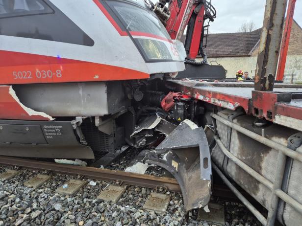 Kein Rotlicht: Zug krachte auf Puchberger-Bahn in Lastwagen