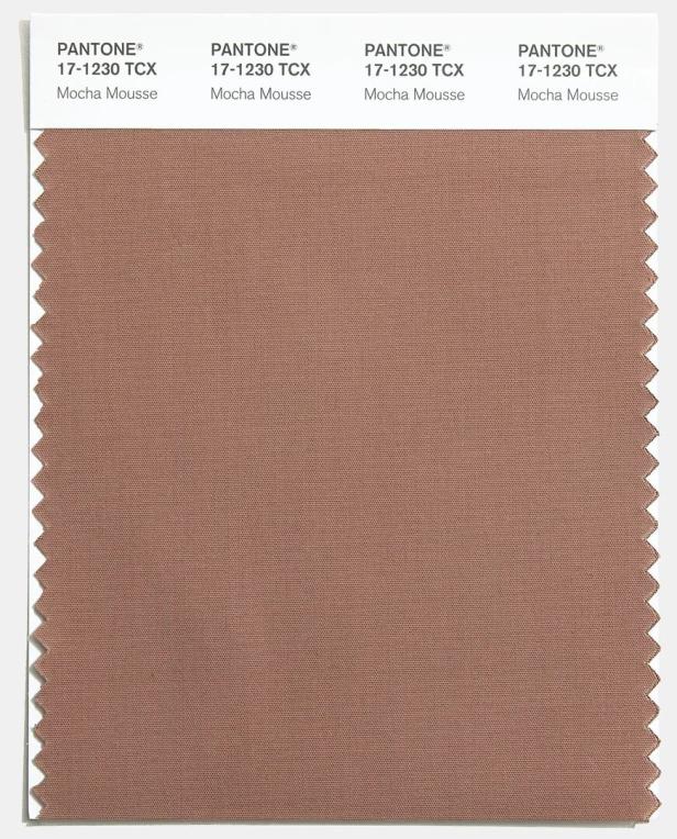 Ein Stoffmuster in der Farbe „Mocha Mousse“ (Pantone 17-1230 TCX).