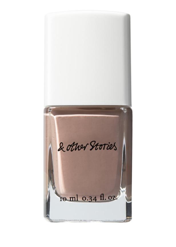 Eine Flasche Nagellack der Marke „& other Stories“ in einem Nudeton.