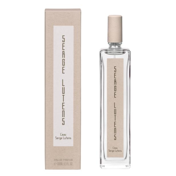 Eine Flasche „L'Eau Serge Lutens“ Parfüm neben der zugehörigen Verpackung.
