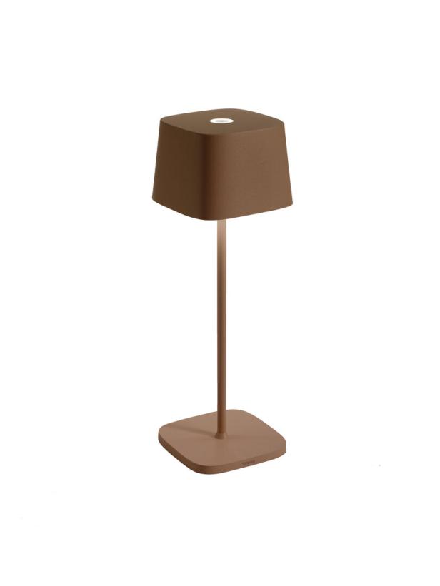 Eine moderne, braune Tischleuchte mit quadratischem Schirm und Fuß.