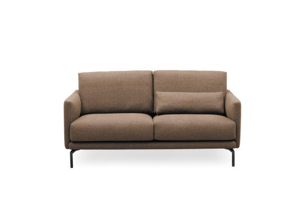 Ein braunes Sofa mit einem Kissen steht vor einem weißen Hintergrund.