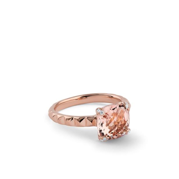 Ein Ring aus Roségold mit einem quadratischen, pfirsichfarbenen Morganit und kleinen Diamanten.