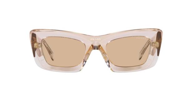 Eine rosafarbene Prada-Sonnenbrille mit braunen Gläsern vor einem weißen Hintergrund.