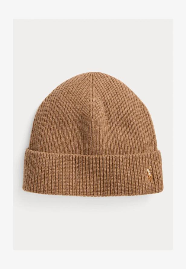 Eine braune Strickmütze mit dem Logo von Ralph Lauren.