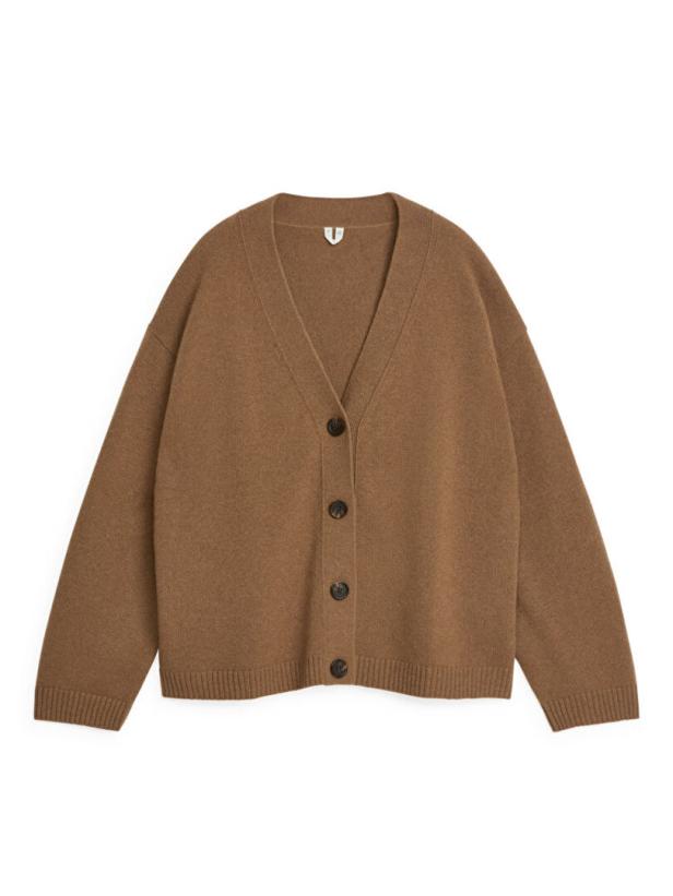 Eine braune Strickjacke mit V-Ausschnitt und Knöpfen.